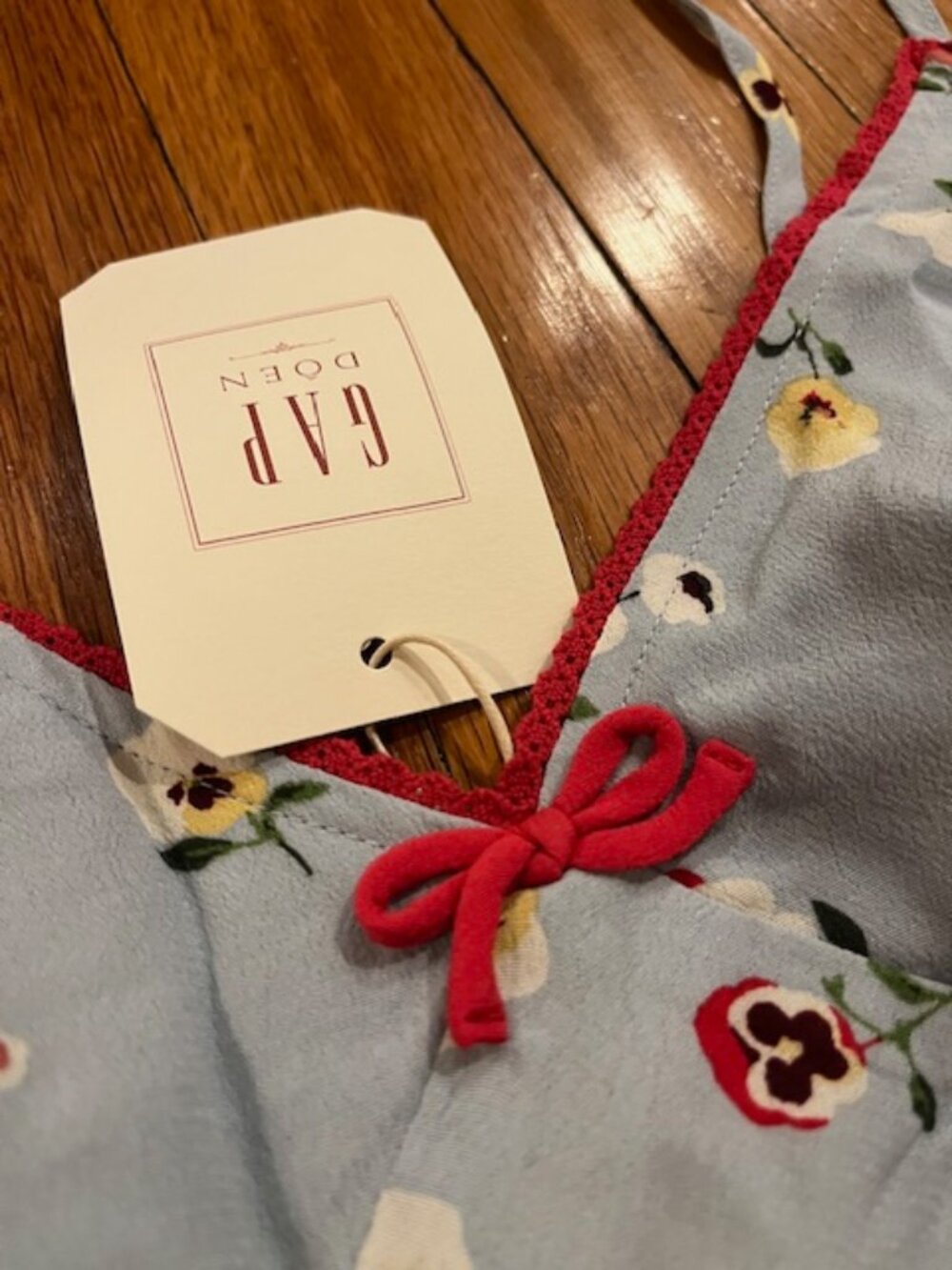 Gap x DÔEN Floral Cropped Cami Tank | Blue Pansy Print Red Trim | Size M | NWT - Picture 4 of 7